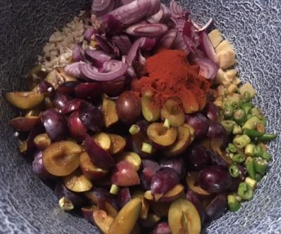 Suroviny 3 kg sliviekä 3 červené cibule 6 strúčikov cesnaku 10 chilli papričiek zo záhonu 5 cm čerstvého ďumbiera 1 lyžica horčičných semienok 2 hrste červenej papriky Odhadom 0,7 liter červeného