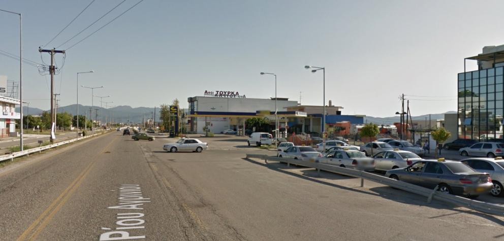να παραβιάσουν στην διπλή κίτρινη, συνεχή γραμμή και εισερχόμενοι παράνομα στο αντίθετο ρεύμα να κατευθυνθούν προς τον σταθμό.