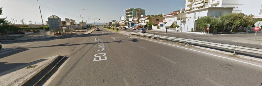 προσπαθούν ανάμεσα στα κενά των φωτεινών σηματοδοτών του κόμβου με ενδιάμεση στάση στη νησίδα που χωρίζει τις λωρίδες να περάσουν απέναντι.
