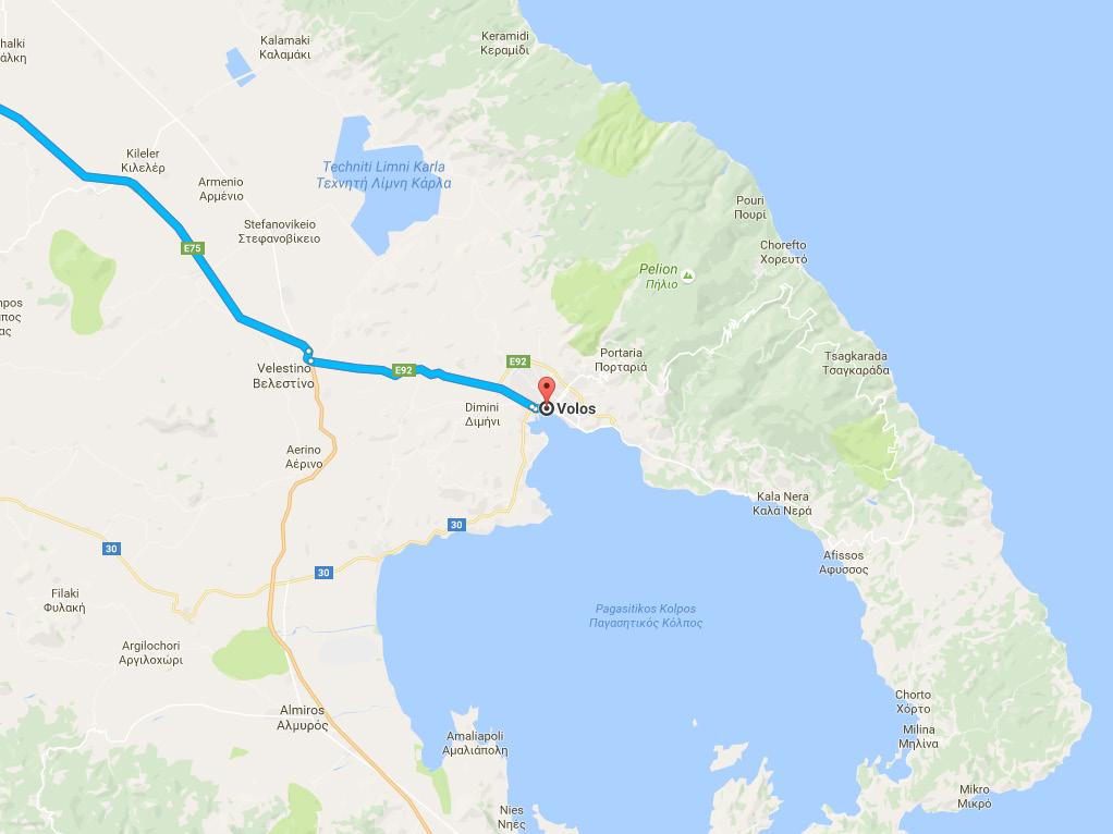 Η απόσταση από τη Θεσσαλονίκη είναι 216 km, από την Αθήνα 320 km και από τη Λάρισα 61 km.
