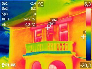 6.1.1 TERMOGRAFIJA OVOJA STAVBE V času izdelave razširjenega energetskega pregleda stavbe Kulturnega doma Tabor so bili prostori ogrevani, zato se je izvedla tudi termografska analiza stavbe.
