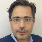 Προσκεκλημένοι Ομιλητές Dr. Kosmas GEORGIADIS DDS, Ph D Ο Κοσμάς Γεωργιάδης γεννήθηκε το 1972 στην Αθήνα. Σπούδασε στην Οδοντιατρική Σχολή της Αθήνας και πήρε πτυχίο το 1995.