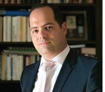 απέκτησε M.Sc. in Logistics & Transportation από το Cranfield University, UK. Στην αρχή της καριέρας του εργάστηκε ως σύμβουλος επιχειρήσεων στις εταιρίες Planning A.E.