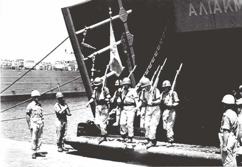 Άφιξη της ΕΛ.ΔΥ.Κ. στο λιμάνι της Αμμοχώστου και έξοδος της Πολεμικής Σημαίας από το Α/Γ «ΑΛΙΑΚΜΩΝ», την 16 η Αυγούστου 1960.