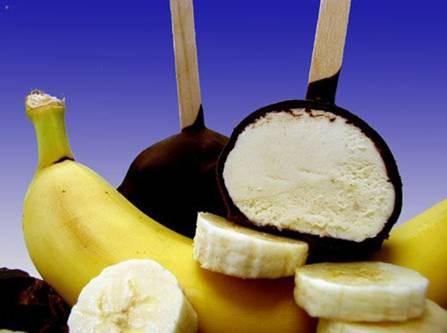 STRAVA Ranné bolesti: pár kúskov banánu medzi jedlami pomáhá udržať hladinu cukru v rovnováhe a odstraňuje ranné bolesti.