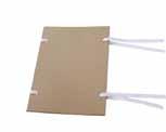84 85 Prešpánový box s gumičkou Strojná lepenka potiahnutá farebným prešpánom, gumička pre zaistenie obsahu, rozmer 3 x 23,5 x 32 cm. Prešpánový box s gumičkou- tm. modrý ks HI028801 2.