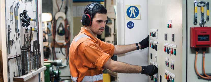 ΒEng (Hons) Marine Engineering & Management [Ναυτική Μηχανολογία & Διοίκηση- Μηχανικοί Εμπορικού Ναυτικού] Υπό τη διοίκηση του Πρώτου Μηχανικού, το τμήμα Μηχανής είναι υπεύθυνο για την ασφάλεια και