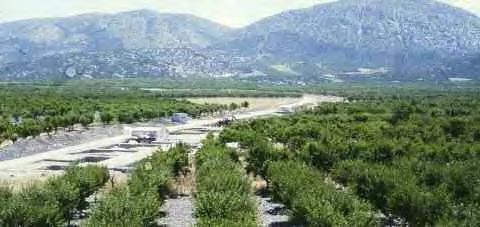 παλαιοχριστιανικής εποχής, τα οποία περικλείουν στρώματα καταστροφής Στο χώρο των καταστροφών πέρα από άφθονα κεραμικά, εντοπίστηκαν τμήματα πηλίνων αγωγών και μεγάλο τμήμα πιθαριού.