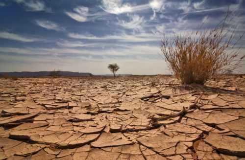 όταν εμφανίζεται, επεκτείνεται βαθμιαία και αργά μέχρι να καλύψει την περιοχή που εμφανίσθηκε. Όλα τα παραπάνω, καθιστούν την ξηρασία ένα πολύ επικίνδυνο κλιματικό φαινόμενο.