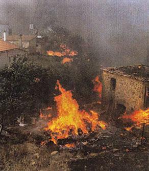 Η ξύλινη στέγη έχει καεί και καταρρεύσει, όπως και το πάτωμα στο εσωτερικό του κτιρίου, ενώ γύρω του