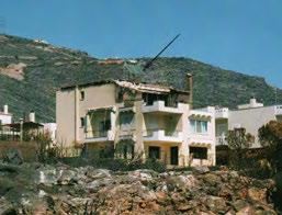 Παρά την κατάκαυση και πτώση στεγών,