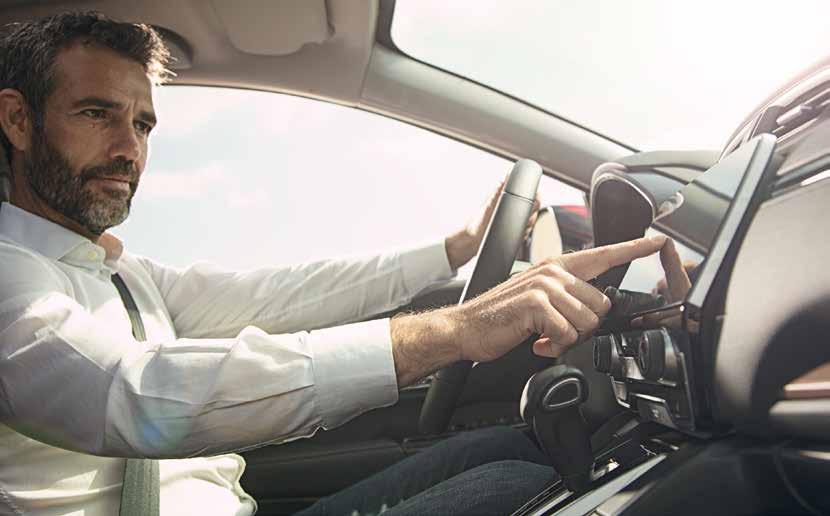 Το νέο σύστημα head-up display προβάλλει σημαντικές πληροφορίες ακριβώς μπροστά σας ώστε να μην χρειάζεται να απομακρύνετε το βλέμμα σας από τον δρόμο.
