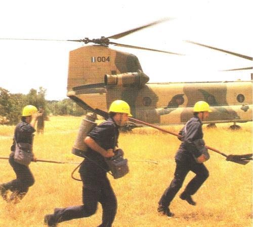 Αργότερα οι μετακινήσεις γινόταν με Chinook όταν οι ομάδες ήταν των 20-23 ατόμων με τους επικεφαλής τους. ΕΚΠΑΙΔΕΥΣΗ Η εκπαίδευση του προσωπικού ήταν ελάχιστη.