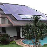 Solárne pole je umiestnené samostatne na nosných konštrukciách alebo ako súčasť striech a fasád domov s cieľom čo najmenej