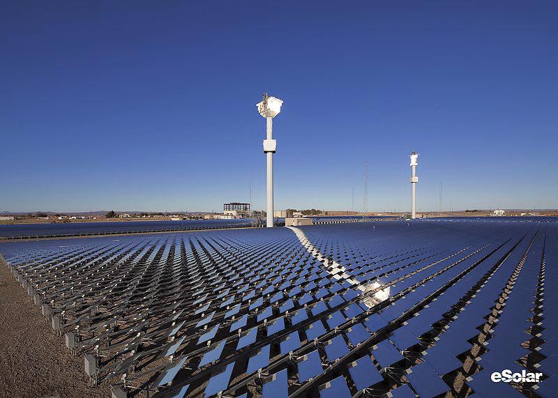 Slnečná energia Obr. 2.12 Solárna vežová elektráreň 2.4.4 Fresnelove slnečné elektrárne Zrkadlá s malým zakrivením usporiadané podľa Fresnelovho princípu usmerňujú slnečné žiarenie na absorbér.