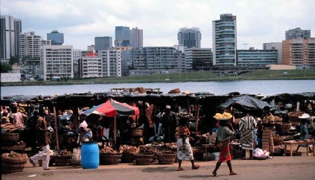 Στην Αφρική πάνω από το 60% των κατοίκων των πόλεων ζουν σε παραγκουπόλεις με τη φτώχεια να αποτελεί το κυρίαρχο πρόβλημα.