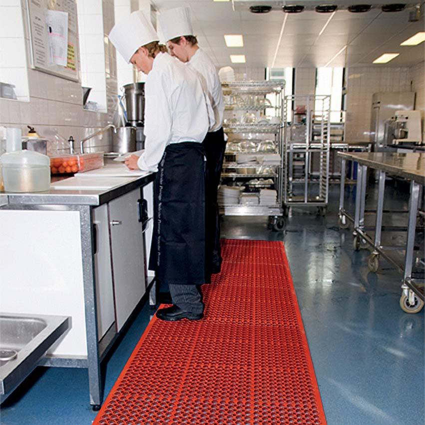Poskytuje pracovný komfort a bezpečný pohyb Šikmé nábehové hrany minimalizujú riziko zakopnutí a uľahčujú nájazd