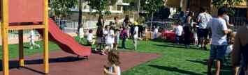 Με αυτόν τον τρόπο ο προαύλιος χώρος του Νηπιαγωγείου καθίσταται περισσότερο κατάλληλος για τα µικρά παιδιά που φοιτούν σε αυτό ώστε να παίζουν µε ασφάλεια παιχνίδια που καλλιεργούν τη