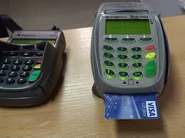 požadovali, nakoniec vám bankomat vydá potvrdenku (4). Nezabudnite kartu v bankomate! V prípade, že ste opakovane zadali nesprávny PIN kód (spravidla 3-krát), bankomat platobnú kartu zadrží.