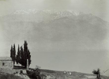 Τίτλοι στά γαλλικά, χειρόγραφοι (στήν εἰκόνα) στά γλυπτά καί τίς ἐνδυμασίες τῶν Ἀδ.