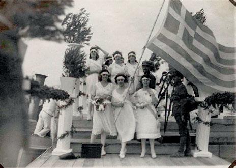 Δυό φωτογραφίες ὑπογεγραμμένες καί χρονολογημένες ἀπό τό φωτογράφο στήν εἰκόνα («E. Lester / Athènes / 1920» καί «Αἰμ. Λέστερ / Ἀθῆναι / 1920»), φωτογραφία τῆς πριγκ.
