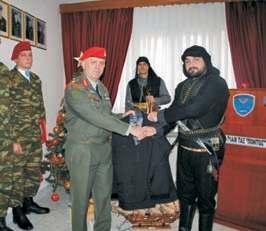 συγγενείς και οικείοι των τιμώμενων οπλιτών.