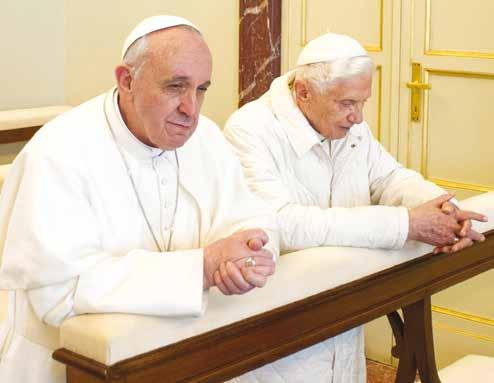 Svätý Otec František s emeritným pápežom Benediktom XVI. počas modlitby Viera kameňov JJ Marek Baran J Foto: static.independent.co.