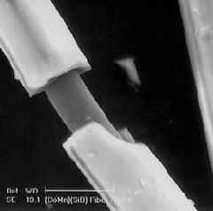 1. Úv o d Feromagnetické sklom potiahnuté mikrodrôty kompozitné materiály: Kovové jadro priemeru 1-20 µm Sklenený obal hrúbky 2-20 µm Výroba: Taylorova Ulitovského metóda v jednom kroku z 0,25 g
