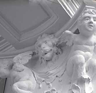 Po oboch stranách ju lemujú objekty významných umelecko-historických a architektonických kvalít, z ktorých je dvadsať pamiatkovo chránených.