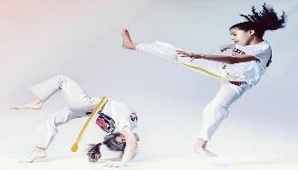 Δευτέρα 17:00-18:00 Ε Δημοτικό Έφηβοι και Ενήλικες CAPOEIRA Το Capoeira είναι μία Βραζιλιάνικη πολεμική τέχνη που