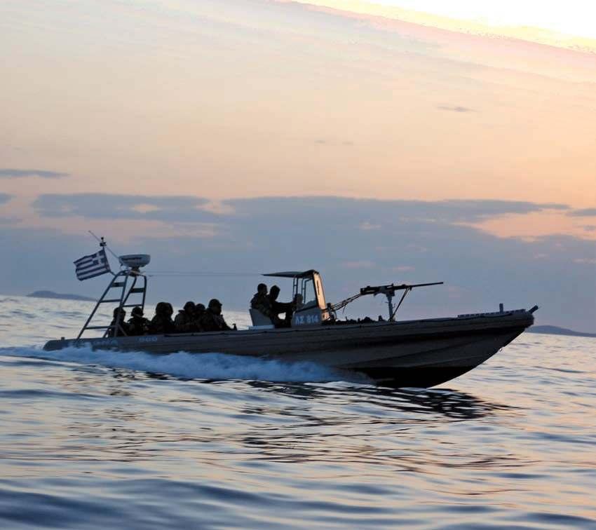 ΠΑΡΟΥΣΙΑΣΗ Εκπαίδευση στους εξομοιωτές οπλισμού Διενέργεια Πολεμικού Παιγνίου για δοκιμή των σχεδίων επιχειρήσεων.