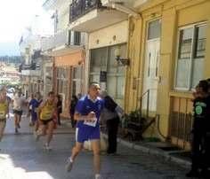 Ο αγώνας διοργανώθηκε από το ΥΕΘΑ και τον Δήμο Αθηναίων, στο πλαίσιο της επετείου υποστολής της ναζιστικής σημαίας από τον νυν Ευρωβουλευτή κ. Μανώλη Γλέζο και τον εκλιπόντα Απόστολο Σάντα.