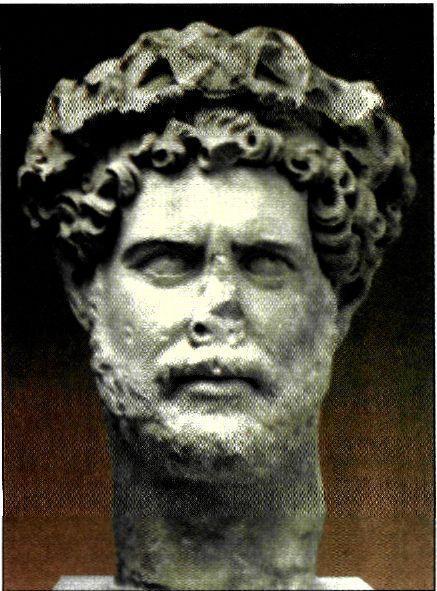 γραμμένα στα τέλη του 2ου αι. μ.χ. Στο ίδιο πνεύμα γράφτηκαν τα «Αιθιοπικά» του Ηλιοδώρου στα τέλη του 3ου αι. μ.χ. Κεφάλι αγάλματος του αυτοκράτορα Αδριανού.