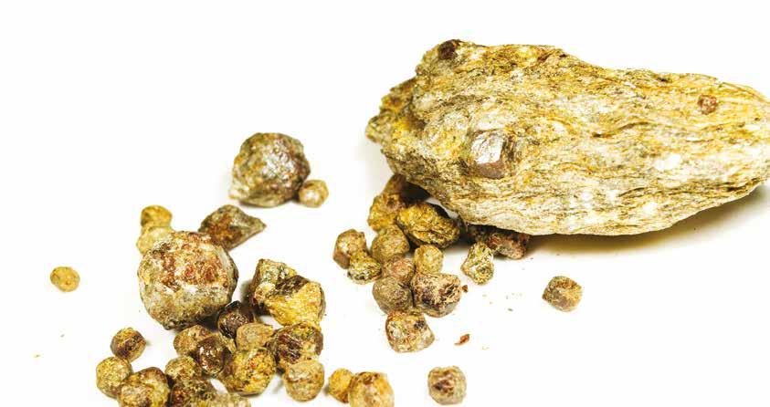 (srdcovej) čakre ENERGETICKÁ KONZERVA Z ČIECH Pod názvom granát sa skrýva armáda celkom 12 samostatných minerálov, ktoré sa vyskytujú azda vo všetkých možných farebných variáciách okrem modrej.