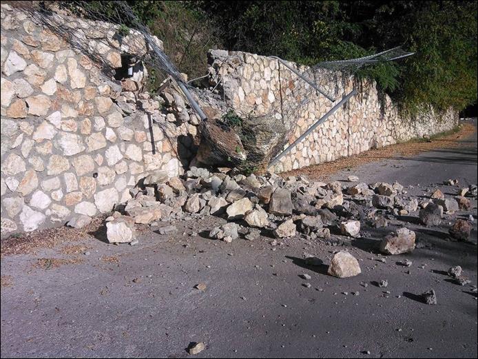 τους σεισμούς Λευκάδας (2015) (αριστερά) και Κεφαλονιάς (2014) (δεξιά) 4.