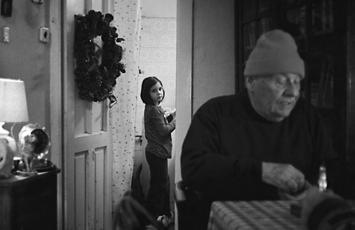 Tαινίες μικρού μήκους / Short Films Thessaloniki IFF-2014 / Balkan Survey Trece si prin perete [Περνάει μέσα απ τον τοίχο / It Can Pass through the Wall] 199 Σκηνοθεσία-Σενάριο/Direction-Screenplay: