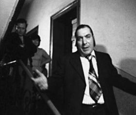 Κι ενώ μένουν στο δυάρι όπου ο Ζίλνικ ζει με τη γυναίκα και τη μικρή του κόρη, εκείνος ρωτά τους περαστικούς πώς μπορεί να λυθεί το πρόβλημα. Μιλά σε κοινωνικούς λειτουργούς και σε απλούς ανθρώπους.