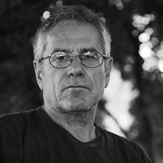 με τη δέσμευση με τα κοινά, το χιούμορ, το γκροτέσκο, την κωμωδία και τη ρητή κοινωνική κριτική.