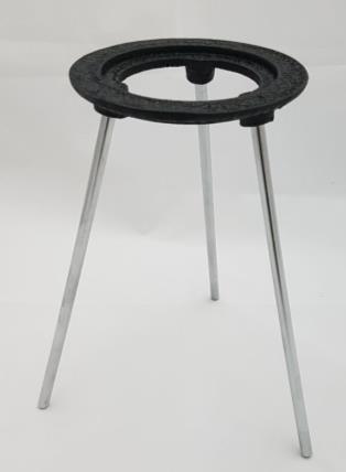 Τα τρία στηρίγματα (πόδια) είναι κατασκευασμένα από σιδερένια ράβδο διαμέτρου περίπου 8mm, ηλεκτροκολημένα με κλίση ελαφρά προς τα έξω και συμμετρικά στη στεφάνη.