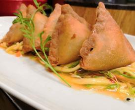 Ποικιλίες με Samosas λαχανικών Ποικιλία BAR (spring rolls, hun tun λαχανικών, samosas) με τεριγιάκι σως Ποικιλία Ασιατικών ορεκτικών (spring rolls, hun tun λαχανικών, samosas) με τεριγιάκι σως