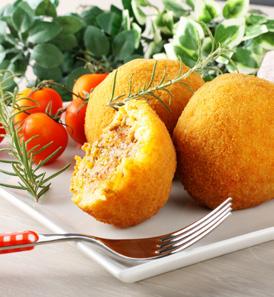 Arancini πάνω σε μελιτζανοσαλάτα με ρόκα και τσιπς προσούτο Arancini πάνω σε μους σελινόριζας και άγρια berries Σαλάτα με τοματίνια, μυρωδικά, arancini και βινεγκρέτ βασιλικού Σαλάτα με σπανάκι,