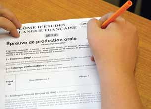 Γαλλικά Στόχος του προγράμματος Γαλλικών είναι να δοθεί η ευκαιρία στους μαθητές των Σχολείων μας να αποφοιτούν έχοντας επαρκή γνώση μιας δεύτερης ξένης γλώσσας και τη δυνατότητα να ανταποκριθούν