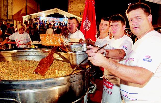 4 Foto reportaæa Podravkina feπta od rajëica u Umagu Piπe: Jadranka Lakuπ Snimio: Nikola Wolf StruËni skup Osnovna poruka struënog skupa je da su za poveêanje proizvodnje rajëice u Istri