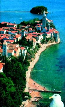 Sa svojim gradskim zidinama i sa Ëetiri zvonika, uskim uliëicama izmeappleu crkvi, palaëa i samostana otok Rab nudi romantiëan pogled u drevna vremena.