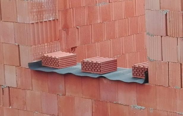 okraja; typ (d) steny podopreté len na hornom a dolnom okraji. Obrázok 5 platí vtedy, keď hrúbka steny alebo jednej vrstvy steny s dutinou nie je menšia ako 1 mm.