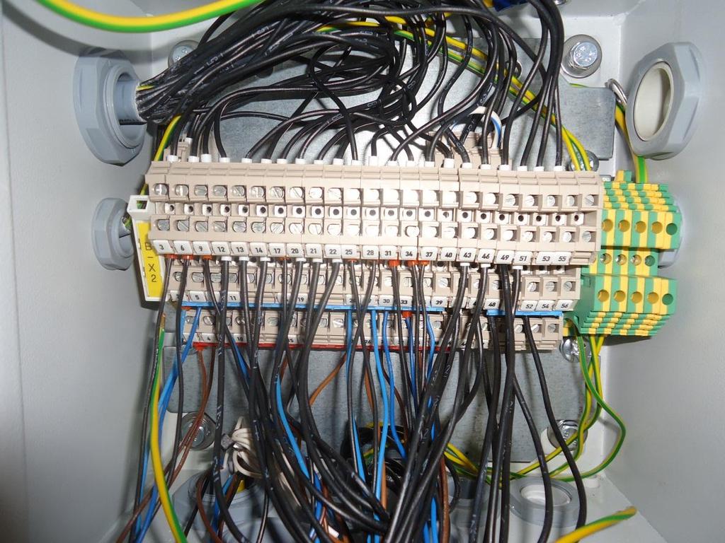 5 Elementi nameščeni izven električne omare Izven omare oziroma na samem stroju imamo nameščene različne naprave oziroma senzorje, ki so namenjeni za zaznavanje spremembe položajev delov stroja.