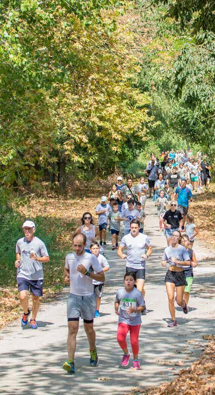 πλατείες δίπλα στη λίμνη (3.600 και 1.600 μέτρων).