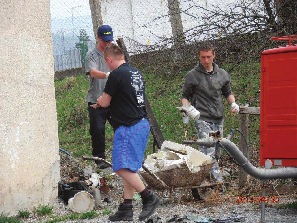 pokračovanie zo str.1 slovenskú spoločnosť do pazúrov totality domáceho i zahraničného kapitálu. Pravdu a lásku, skutočné ľudské práva, morálku, právo a etiku pretransformovali na ich protipóly.