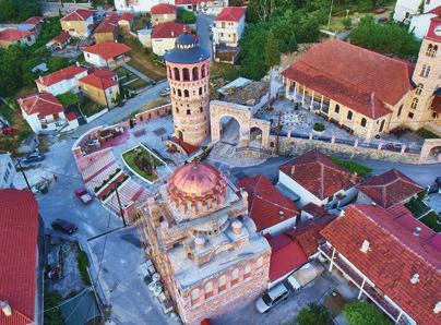 Ο ρομαντισμός συντροφεύει τα δωμάτια στις Αιολίδες με την πέτρα και το ξύλο να κυριαρχούν σε όλους τους χώρους και θέα τη λίμνη πλαστήρα και τα βουνά των Αγράφων.