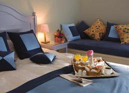 Φυσικά διαθέτει πανέμορφα καθιστικά, EUPHORIA RETREAT 5* DELUXE NON REFUNDABLE 1 νύχτα 1/10-31/10 1/11-21/12 1/10-31/10 1/11-21/12 Με πρωινό + 1 θεραπεία ίκλινο Classic 382 346 398 365 ίκλινο